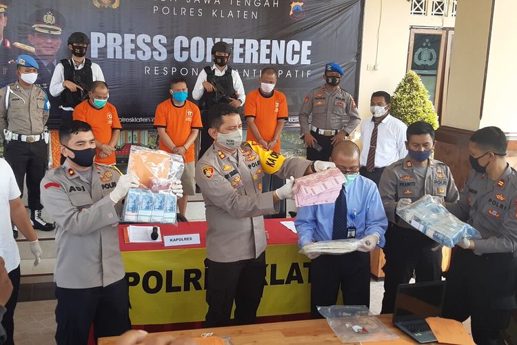 Kapolres Kkaten AKBP Edy Suranta Sitepu menunjukkan barang bukti uang palsu dalam press conference di Mapolres Klaten, Jawa Tengah, Senin (29/6/2020).