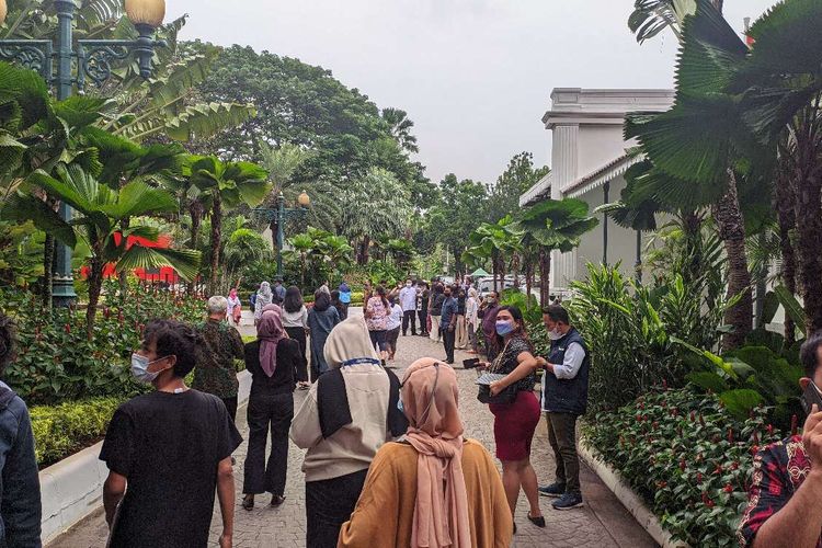 Pegawai di Balaikota DKI Jakarta berhamburan keluar gedung saat gempa terjadi, Jumat (14/1/2022)