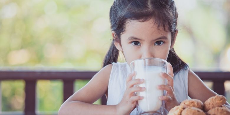 Pentingnya Minum Susu di Pagi dan Malam Hari untuk Tumbuh Kembang Anak - KOMPAS.com