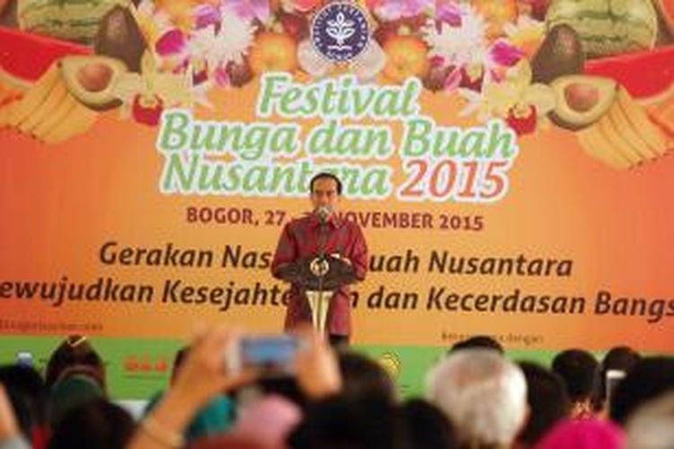 Presiden Joko Widodo memberikan sambutan dan arahan dalam Festival Buah dan Bunga Nusantara 2015 di Lapangan Kampus Institut Pertanian Bogor (IPB) Baranangsiang, Kota Bogor, Sabtu (28/11/2015)