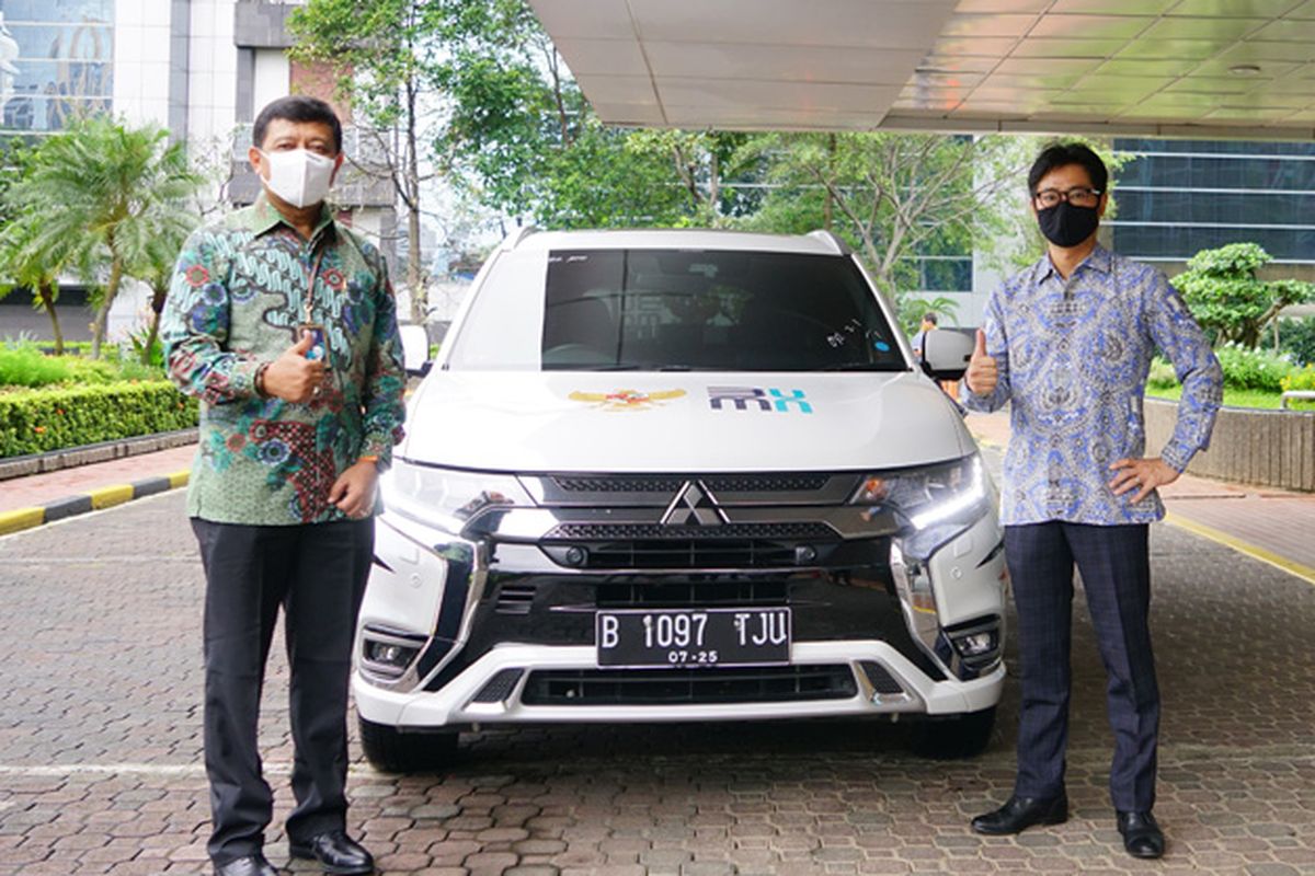 Penyerahan Outlander PHEV ke BUMN