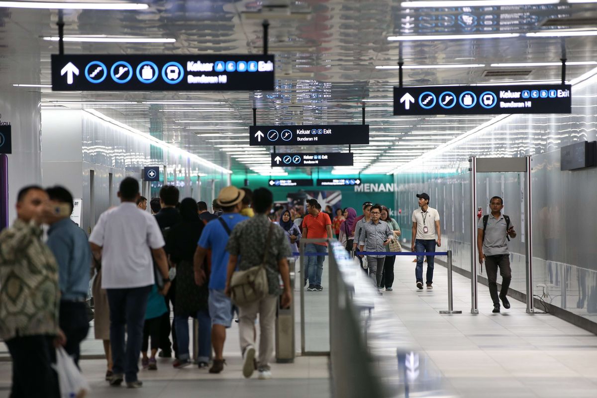 Suasana Stasiun MRT Bundaran Hotel Indonesia, Jakarta, Senin (25/3/2019). MRT Jakarta resmi beroperasi setelah diresmikan Presiden Joko Widodo pada Minggu (24/3/2019). Layanan pada fase operasi tidak berbayar dari Stasiun Lebak Bulus hingga ke Stasiun Bundaran HI akan dimulai pada pukul 05.30 WIB hingga 22.30 WIB.