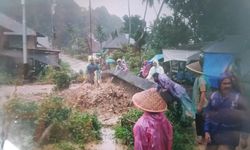 Banjir 70 Cm Rendam Jalan Nasional Padang–Pasaman Barat, Akses Transportasi Terputus