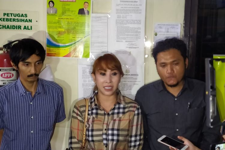 Henny Mona dan kuasa hukum Rio Reifan saat ditemui di Pengadilan Negeri Bekasi, Jawa Barat, Senin (10/2/2020). 