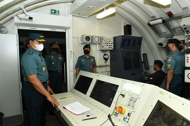 Kepala Staf Angkatan Laut (KSAL) Laksamana Yudo Margono mengunjungi submarine training center (STC) atau pusat pelatihan kapal selam yang berada di kawasan Komando Latihan (Kolat) Komando Armada (Koarmada) II di Surabaya, Jawa Timur, Rabu (20/4/2022).