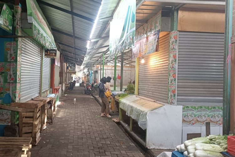 Sepinya aktivitas lapak pedagang di Pasar Rawa Kalong, Kabupaten Bekasi, Rabu (4/5/2022). Diprediksi aktivitas di pasar ini akan berangsur normal seiring dengan kembalinya para pedagang dari kegiatan mudik Libur Lebaran 2022.