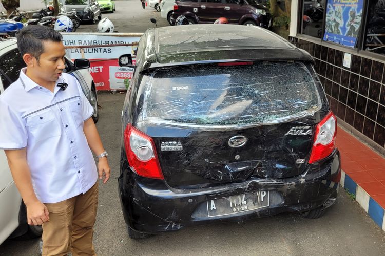 Mobil tersangka yang diamankan Mapolresta Banyumas, Jawa Tengah, rusak pada bagian belakang karena menabrak kendaraan lain.