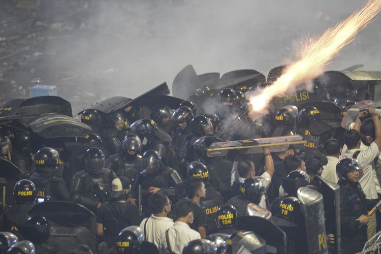Anggota kepolisian menembakkan gas air mata ketika terjadi kericuhan di depan gedung Bawaslu, Jakarta, Rabu (22/5/209). Aksi unjuk rasa itu dilakukan menyikapi putusan hasil rekapitulasi nasional Pemilu serentak 2019. ANTARA FOTO/Nova Wahyudi/wsj.