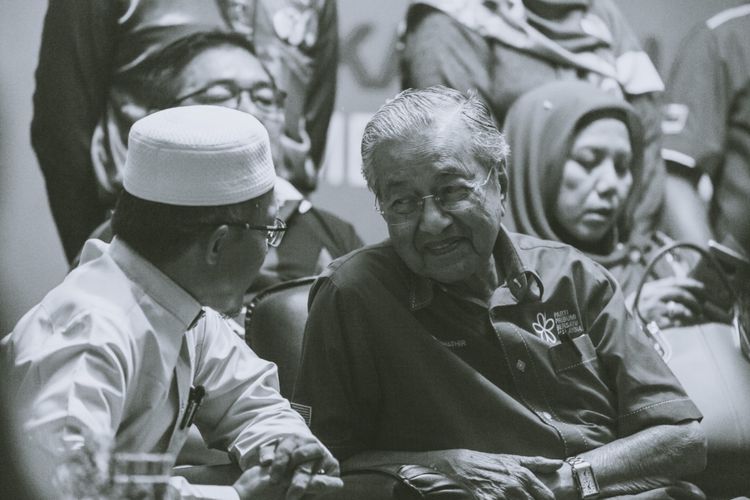 Syed Saddiq membantu Mahathir Mohamad agar terlihat lebih dekat dengan anak muda.