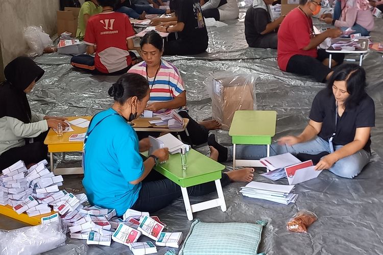 Cerita Petugas Sorlip Surat Suara di Kota Yogyakarta Lipat Ribuan Kertas
