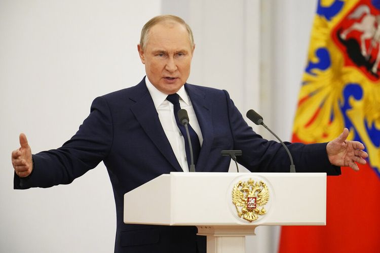 Presiden Rusia Vladimir Putin menyampaikan pidatonya saat upacara pemberian medali untuk Komite Olimpiade Rusia peraih medali Olimpiade Musim Dingin XXIV di Beijing dan anggota tim Paralimpiade Rusia, di Kremlin di Moskow, Rusia, Selasa, 26 April 2022. 