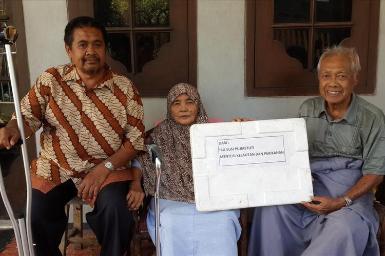 Ivan Muchtar bersama kedua orang tuanya yang menerima kiriman 4 ekor ikan cakalang dari Menteri Kelautan dan Perikanan Susi Pudjiastuti, saat ditemui di rumahnya di Kota Malang, Selasa (2/7/2019)