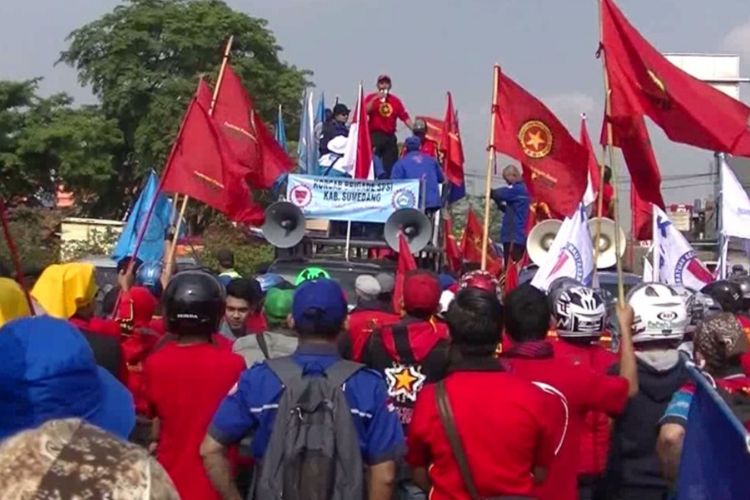 Buruh Sumedang saat aksi unjuk rasa May Day di Kabupaten Sumedang, Jawa Barat, belum lama ini. AAM AMINULLAH/KOMPAS.com
