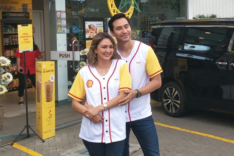 Pasangan artis Donna Agnesia dan Darius Sinathrya ditemui di salah satu SPBU asing di kawasan Gading Serpong, Kamis (21/4/2022).