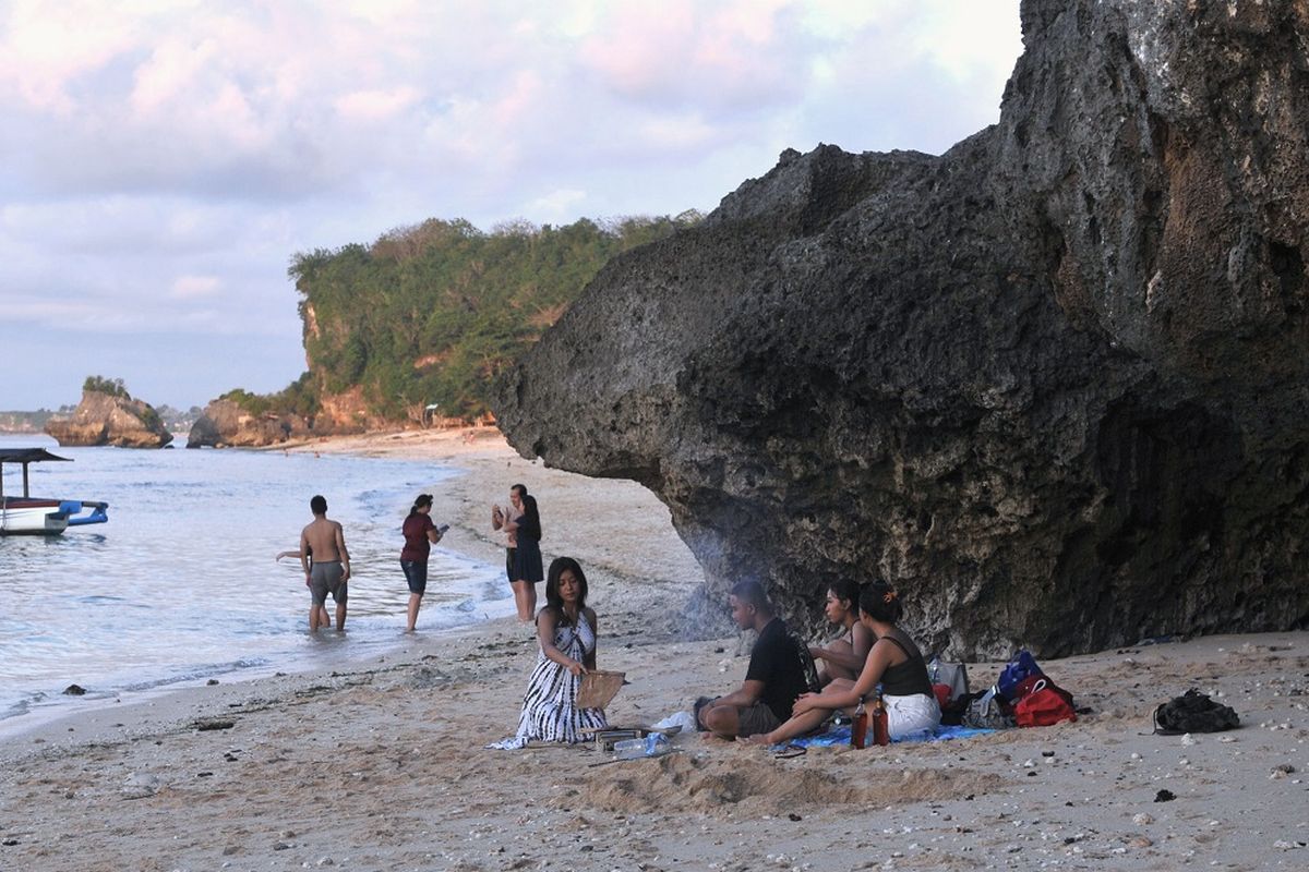 Sejumlah wisatawan mengunjungi kawasan Pantai Thomas, Padang-Padang, Badung, Bali, Minggu (1/11/2020). Berbagai objek wisata di Pulau Dewata ramai dikunjungi oleh wisatawan domestik dari berbagai daerah yang berwisata memanfaatkan hari terakhir masa libur panjang. ANTARA FOTO/Fikri Yusuf/aww.
