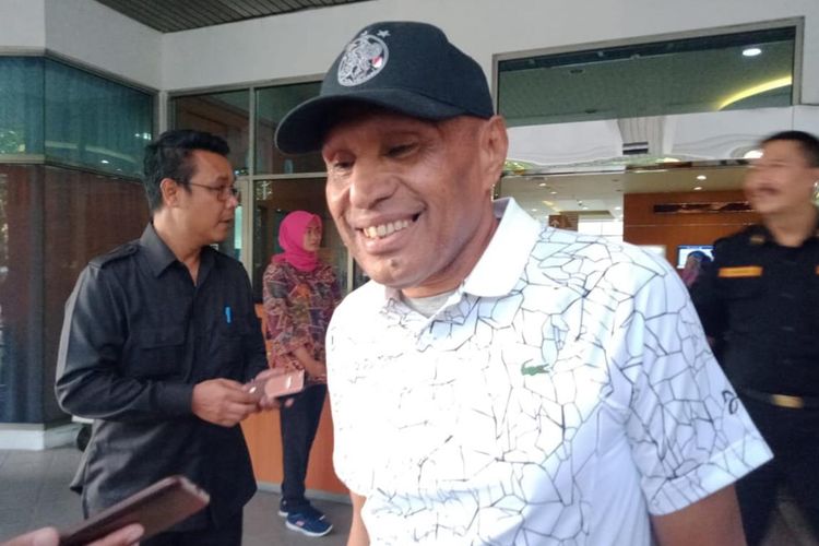 Wali Kota Jayapura Benhur Tommy Mano memberikan keterangan kepada awak media usai menjenguk Wali Kota Surabaya Tri Rismaharini yang tengah dirawat di ruang rawat inap Graha Amerta RSUD Dr Soetomo, Surabaya, Jawa Timur, Selasa (2/7/2019).