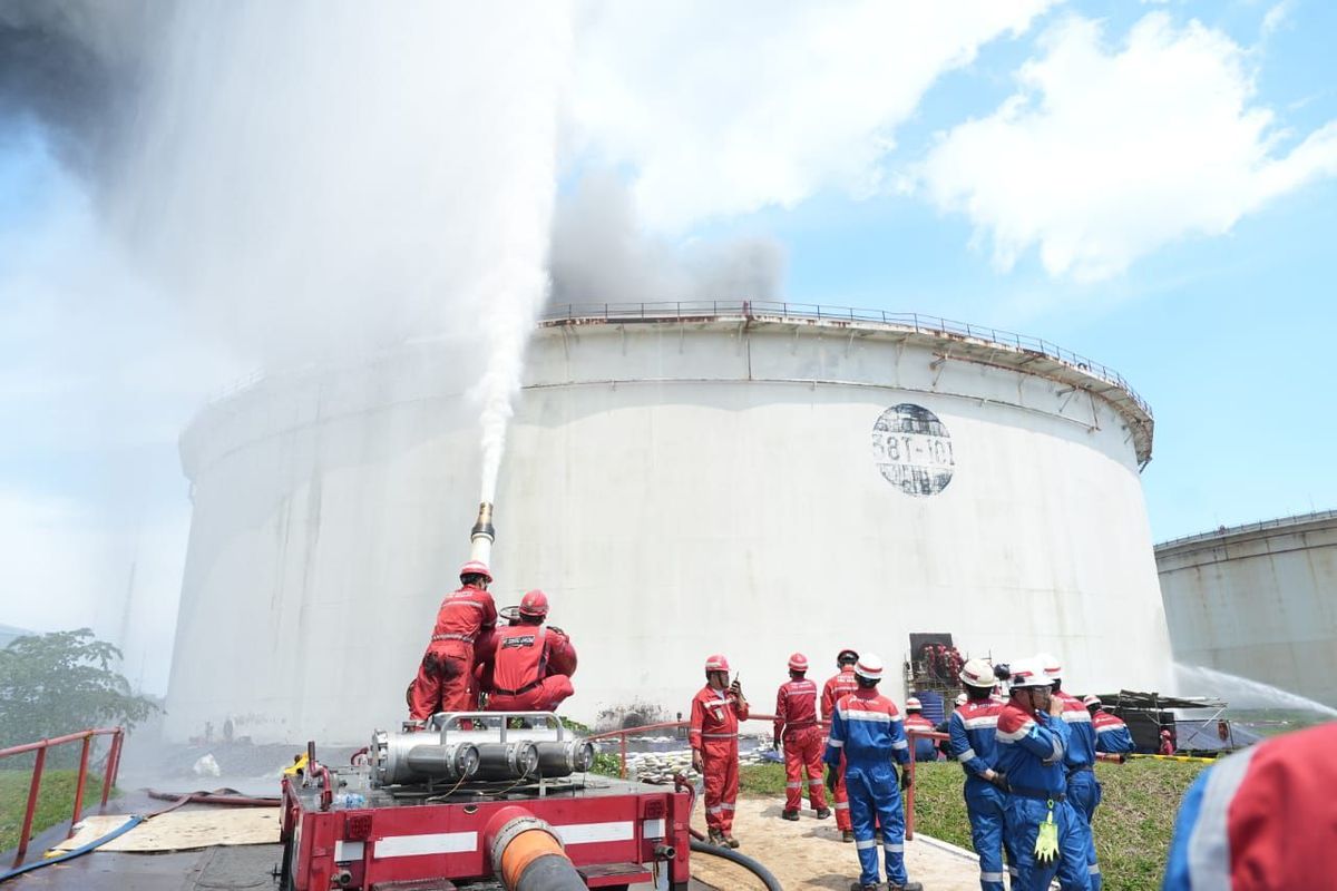 Petugas PT Kilang Pertamina Internasional tengah memadamkan kebakaran di kilang minyak Cilacap pada Kamis (27/2/2025)