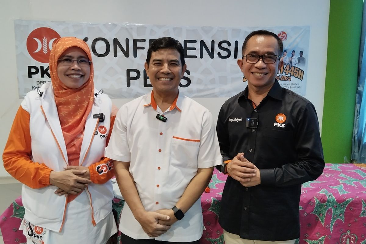 Bakal Calon Wali Kota Bandung dari PKS, Siti Muntamah (kiri) dan Asep Mulyadi (kanan) bersama Ketua DPD PKS Kota Bandung Ahmad Rahmat Purnama (tengah)