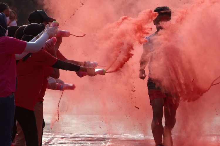 Peserta mengikuti The Color Run 5K CIMB Niaga di kawasan Stadion Utama Gelora Bung Karno, Jakarta, Minggu (16/9/2018). Mengusung tema Hero Tour, ajang lari ini diikuti 13.000 peserta.