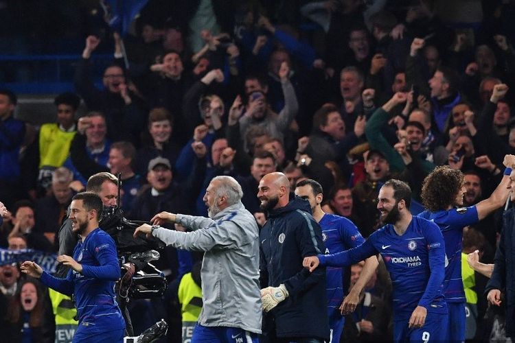 Eden Hazard (kiri) menjadi penentu keberhasilan timnya lolos ke final seusai mencetak gol via adu penalti pada pertandingan Chelsea vs Eintracht Frankfurt dalam semifinal Liga Europa di Stadion Stamford Bridge, 9 Mei 2019. 