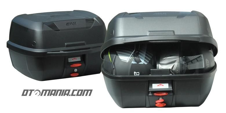 GIVI Boks terbaru tipe E43 dengan kapasitas besar, cukup untuk menyimpan dua helm full face.