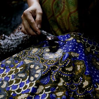 Ilustrasi batik - Seorang pembuat batik di Lasem, Kabupaten Rembang, Jawa Tengah.