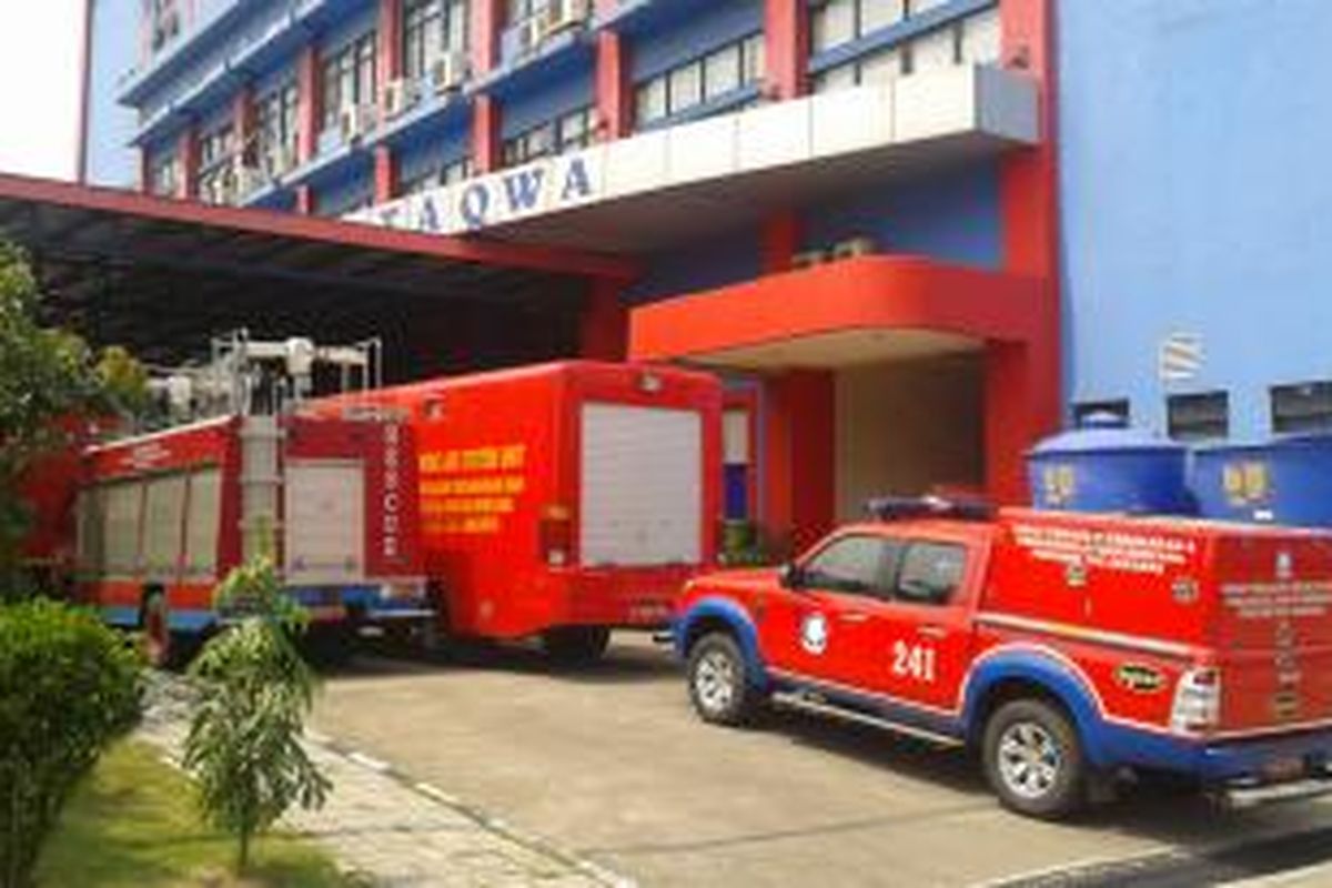 Mobil dinas milik Suku Dinas Pemadam Kebakaran Jakarta Utara, Kamis (8/5/2014).