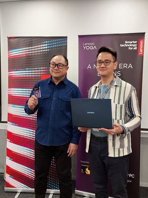 Dominikus Susanto selaku Senior Manager Business Development Qualcomm (kiri) dan Hendry Lim selaku Consumer Product Manager - Premium Category Lenovo Indonesia (kanan) di acara hands-on laptop Lenovo Yoga Slim 7x di Wisma BNI 46, Jakarta Pusat, Selasa (9/7/2024)