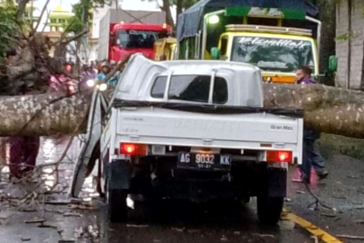 Pohon besar di pinggir jalan tumbang dan menimpa sebuah mobil pickup yang sedang melaju di Desa Bajang, Kecamatan Talun, Kabupaten Blitar, Jumat (21/10/2022) sore. Pengemudi dan penumpang tewas.