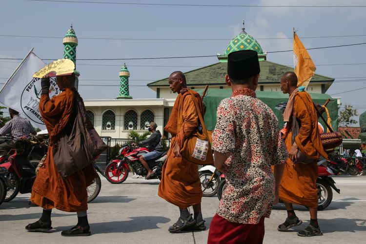 Biksu menjalankan ritual thudong kembali melanjutkan perjalanan dari Kota Tegal menuju Pemalang, Jawa Tengah, Rabu (24/5/2023). Sebanyak 32 biksu jalan kaki dari Thailand menuju Candi Borobudur untuk meyambut Hari Raya Waisak.