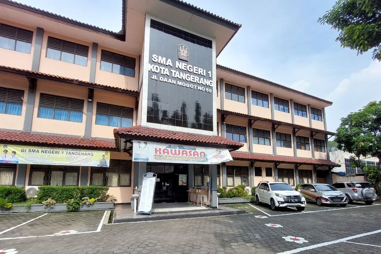 Suasana di SMAN 1, Sukaasih, Kecamatan Tangerang, Kota Tangerang, pada saat penerimaan peserta didik baru (PPDB) jalur zonasi hari kedua, Selasa (22/6/2021). 