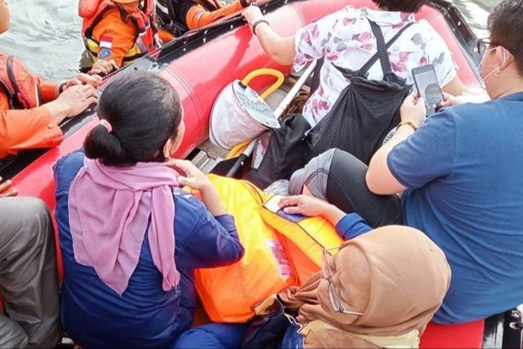 Saat tim SAR Kota Semarang evakuasi karyawan yang alami pendarahan. Senin (23/5/2022)