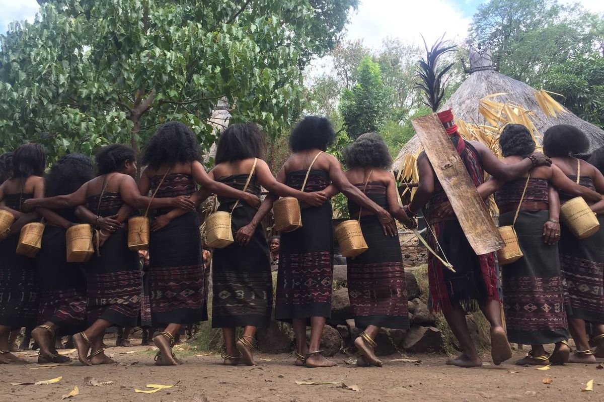 Tarian Lego-lego Suku Abui di Desa Takpala, Kecamatan Alor Tengah Utara, Alor, Nusa Tenggara Timur, Sabtu (27/8/2022)