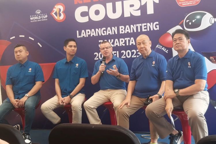 Direktur Eksekutif FIBA World Cup 2023, David Crocker (tengah), berbicara dalam konferensi pers peresmian acara Revamp My Court menjelang FIBA World Cup 2023 di Lapangan Banteng, Jakarta, pada Sabtu (20/5/2023) pagi WIB.