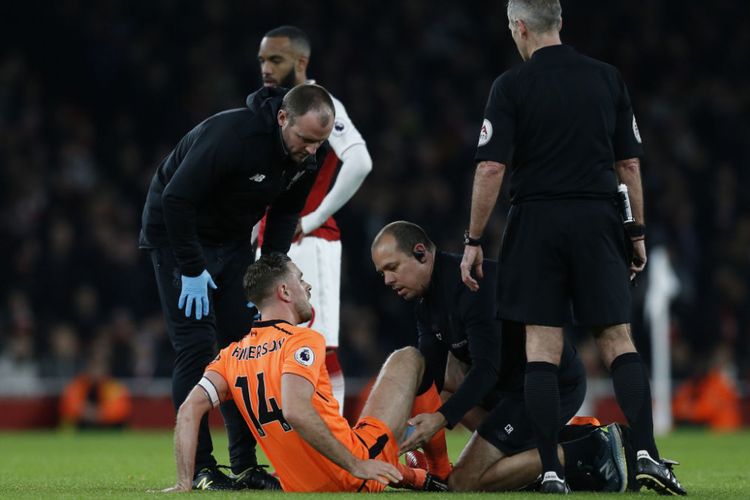 Kapten Liverpool, Jordan Henderson, mendapatkan perawatan dari tim medis saat mengalami cedera pada laga Premier League versus Arsenal di Stadion Emirates, Jumat (22/12/2017).