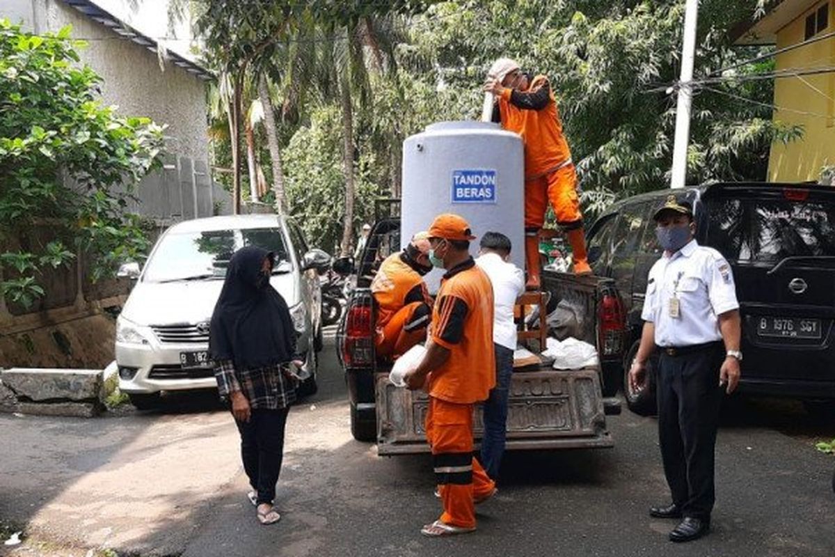 Petugas PPSU Kelurahan Gunung, Kebayoran Baru, Jakarta Selatan menyalurkan sumbangan beras lewat tandon beras mobile dalam rangka membantu warga terdampak COVID-19, Rabu (13/5/2020). 