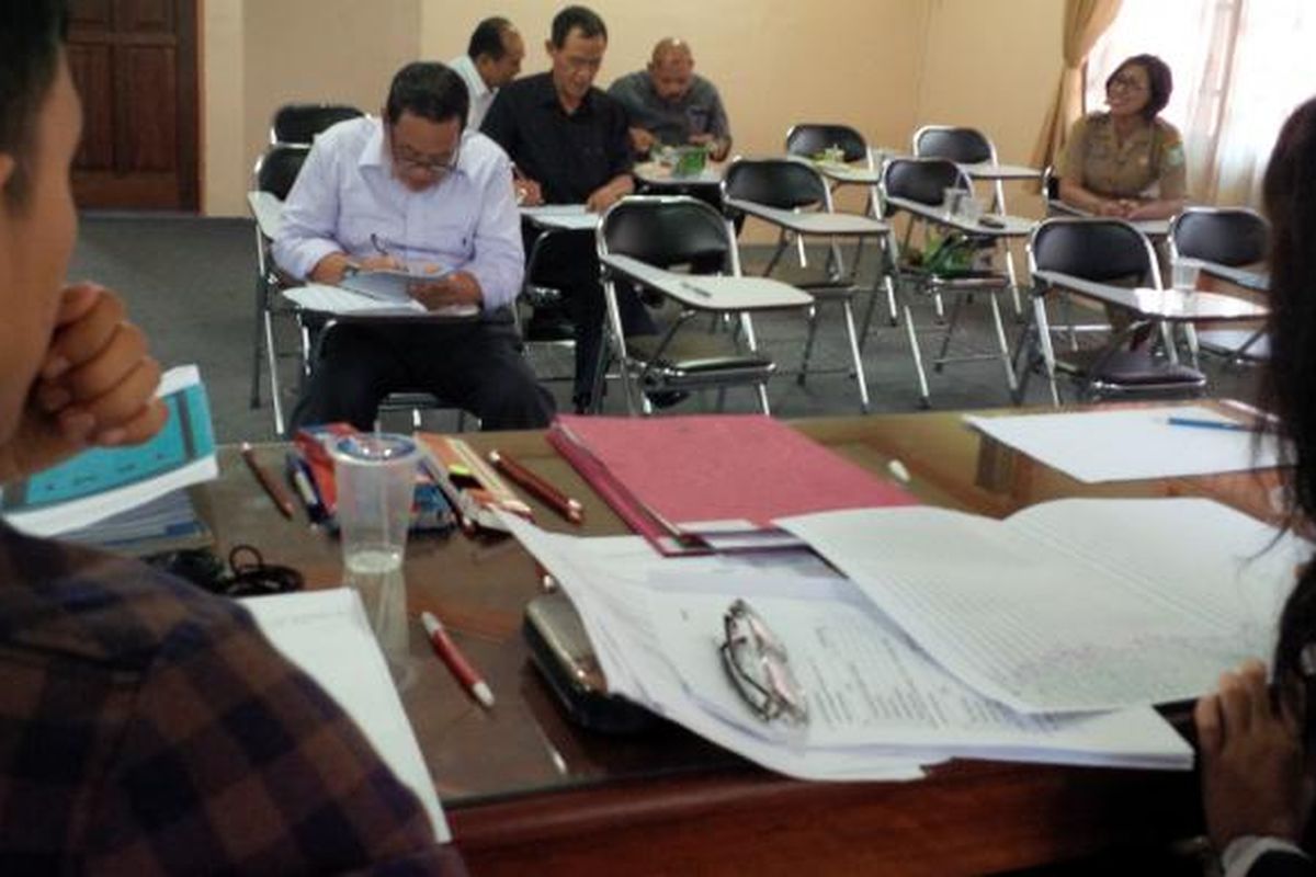 Sejumlah calon kepala daerah sedang melakukan test tertulis (psikotes) diawasi petugas di RSJ Daerah Sungai Bangkong, Pontianak, Kalbar (28/7/2015)