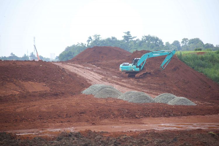 Pekerja menyelesaikan proyek pembangunan jalan tol akses Serpong - Kunciran sepanjang 11,20 km di Kawasan Parigi, Serpong, Tangerang Selatan, Banten, Jumat (02/02/2018). Jalan tol  ini merupakan bagian dari jaringan Tol JORR 2 yang nantinya akan menghubungkan Bandara Soekarno Hatta hingga Bitung Tangerang dan diharapkan mampu memecahkan penumpukan serta kemacetan yang ada di tol dalam kota maupun tol JORR.