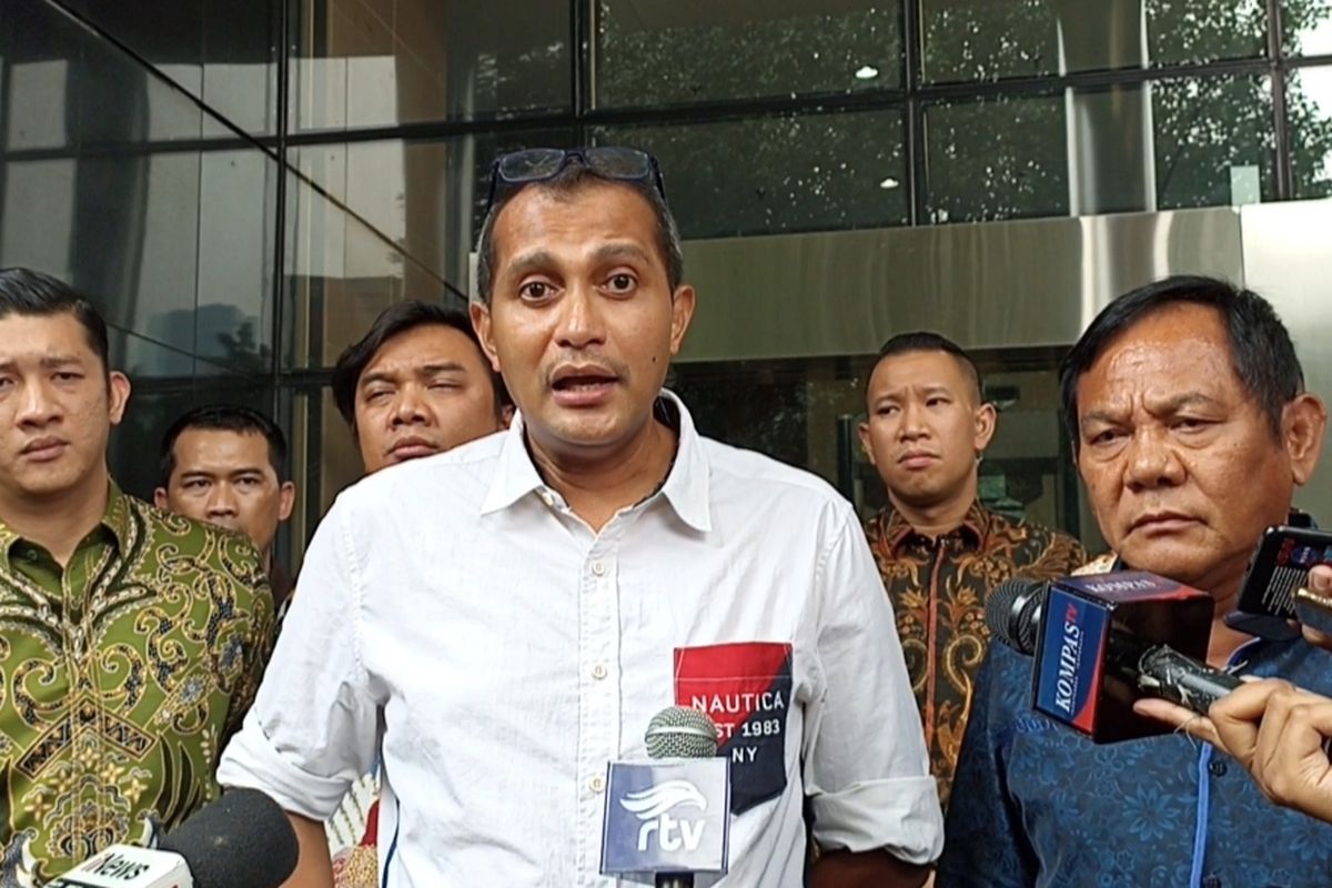 Wakil Menteri Hukum dan Hak Asasi Manusia (Wamenkumham) Edward Omar Sharif Hiariej atau Eddy menanggapi dengan santai aduan Ketua IPW Sugeng Teguh Santoso mengenai dugaan gratifikasi Rp 7 miliar, Senin (20/3/2023).