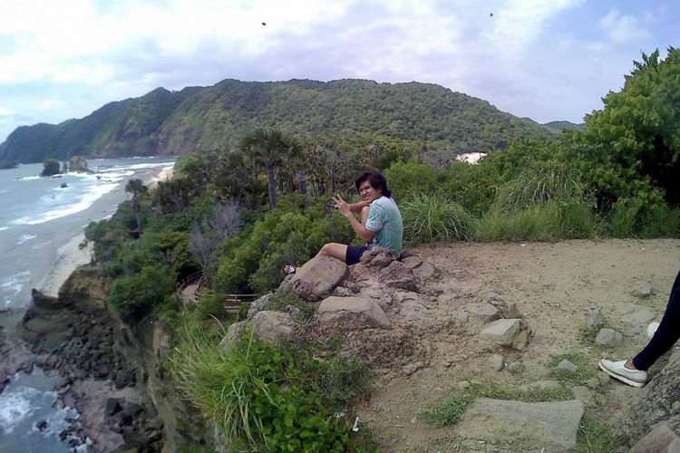 Anda bisa berfoto dengan pemandangan yang menakjubkan diatas bukit yang ada dipinggir Pantai Papuma.