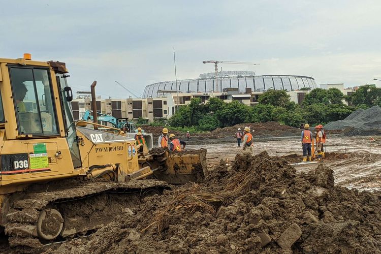 Alat berat di lokasi pengerjaan pembangunan sirkuit Formula E Jakarta, Ancol Jakarta Utara, Rabu (23/2/2022)