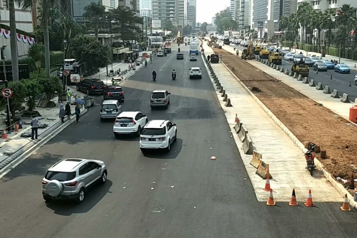 Tanggal 22 Juli 2018, pengerjaan trotoar Sudirman-Thamrin masih terus dikebut. 