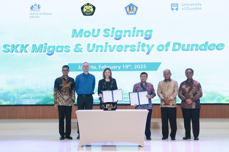 Penandatanganan MoU antara SKK Migas dan University of Dundee guna memastikan bahwa langkah-langkah transisi energi selaras dengan kebutuhan dan tantangan sektor kelistrikan di Indonesia. Keterangan foto: Direktur Utama PLN, Darmawan Prasodjo (kiri), Kepala SKK Migas, Djoko Siswanto (kedua dari kanan), Dean of School of Humanities, Social Sciences and Law, University of Dundee, Jeff Blackford (kedua dari kiri), Direktur Legal dan Manajemen Human Capital PLN, Yusuf Didi Setiarto (kanan), Interim Vice Principal International for the University of Dundee, Kim Dale (ketiga dari kiri), dan Sekretaris SKK Migas, ?Luky Agung Yusgiantoro (ketiga dari kanan).
