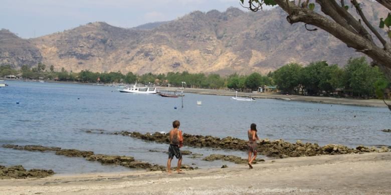 Turis asing di Pantai Pemuteran, Buleleng, Bali