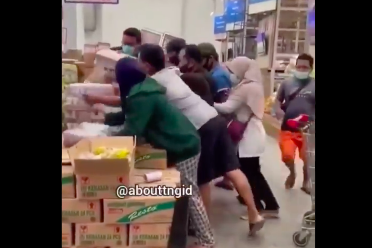 Unggahan viral video saat pembeli berebut susu beruang di salah satu pusat perbelanjaan. 