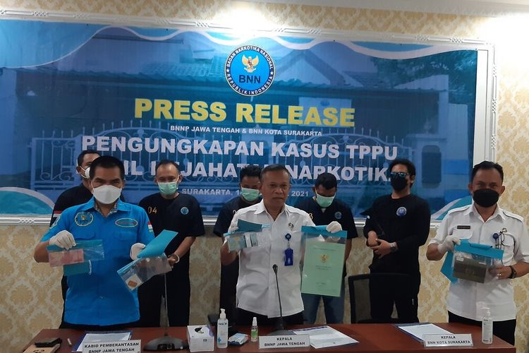 Kepala BNN Provinsi Jateng Brigjen Pol Purwo Cahyoko dan jajaran serta para tersangka yang dihadirkan dalam konferensi pers pengungkapan TPPU kejahatan narkotika di Solo, Jawa Tengah, Selasa (14/12/2021).