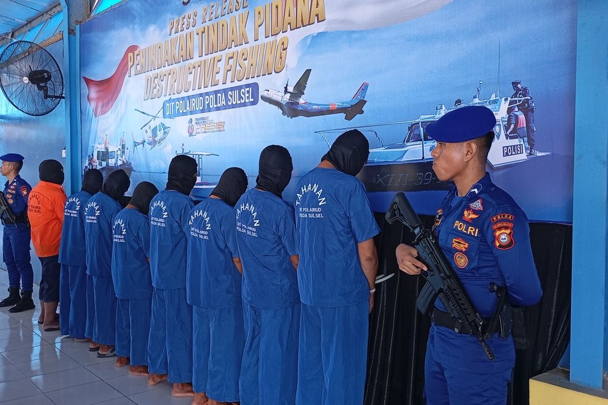 Jajaran Ditpolairud Polda Sulsel saat konferensi pers pengungkapan produksi bom ikan dengan mengamankan ratusan kilogram bahan peledak dan detonator di kantor Ditpolairud Polda Sulsel, Jalan Ujung Pandang, Kota Makassar, Sulsel, Jumat (25/4/2025).