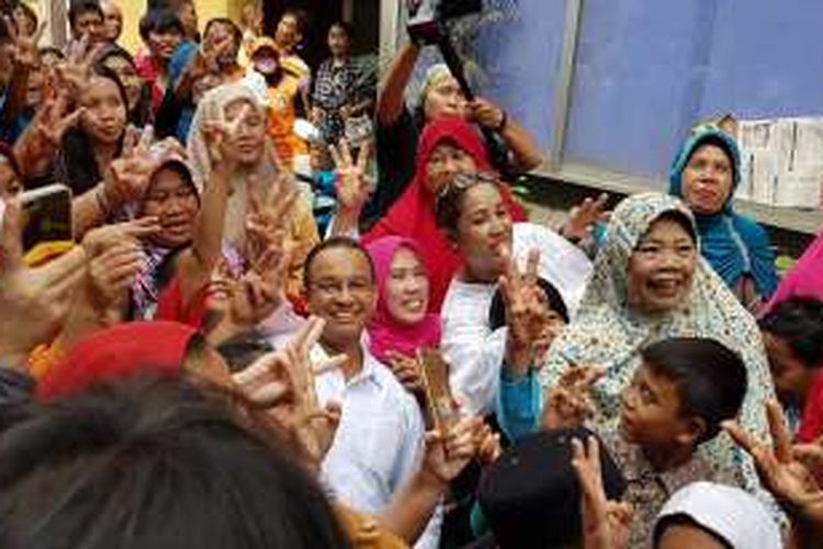 Calon gubernur DKI Jakarta nomor pemilihan tiga, Anies Baswedan, foto bersama warga di Kelurahan Keagungan, Kecamatan Tamansari, Jakarta Barat, Kamis (3/11/2016).