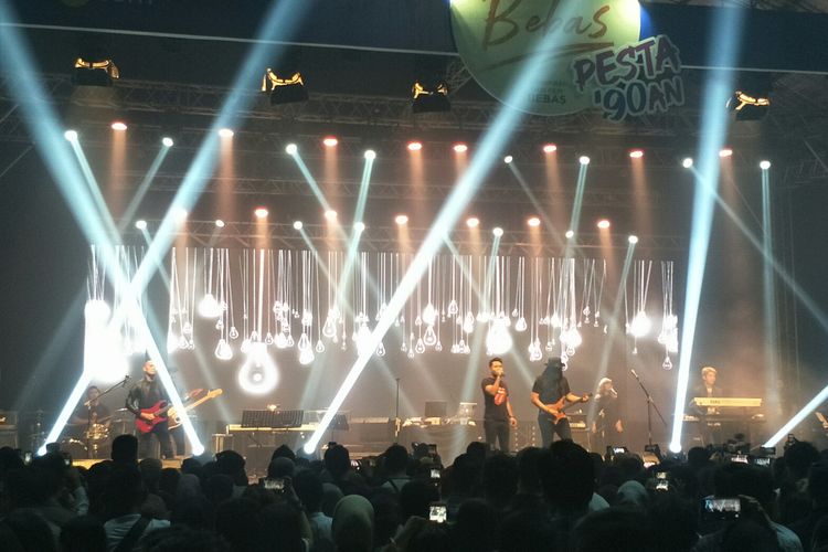 Andra & The Backbone di Konser Bebas di Live Space, SCBD, Jakarta Selatan, Jumat (27/9/2019).