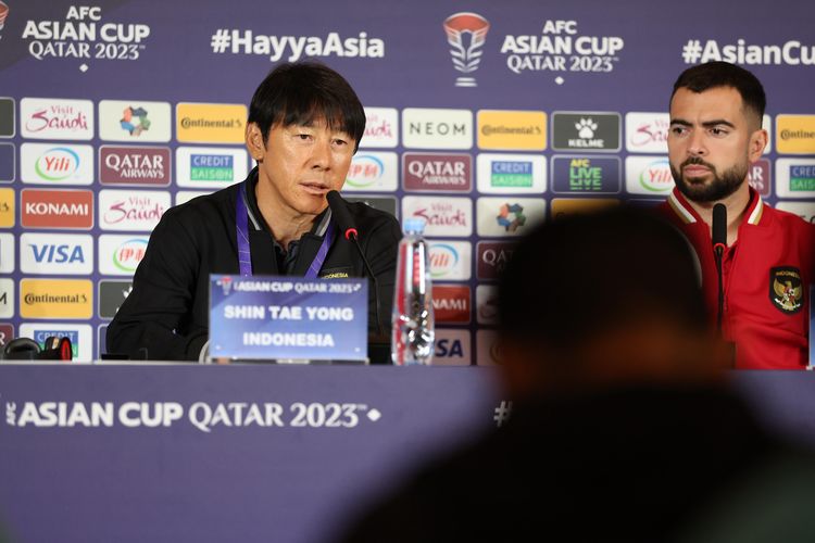 Pelatih Timnas Indonesia, Shin Tae-yong, didampingi bek Jordi Amat jelang menghadapi Vietnam pada laga kedua Grup D Piala Asia 2023 di Stadion Abdullah bin Khalifa, Doha, Qatar, Jumat (19/1/2024) malam WIB.
